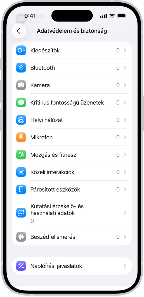 Az Adatvédelem és biztonság képernyőn beállítások láthatók, amelyekkel szabályozható, hogy az appok használhatják-e a kamerát, mikrofont és iPhone-ja más alkatrészeit.