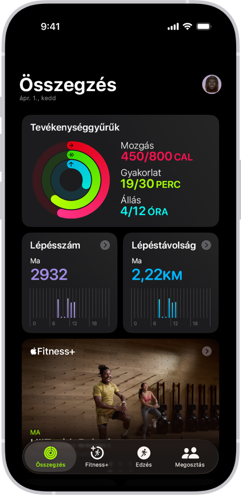 Az Összegzés képernyő a Fitnesz appban, amelyen a Tevékenységgyűrűk, a Lépésszám, a Lépéstávolság és az Apple Fitness+-területek láthatók.