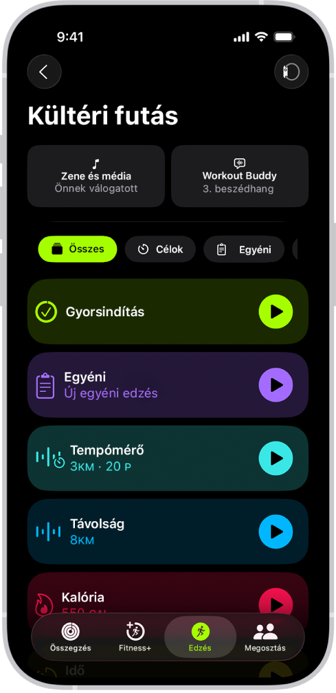 Az Edzés képernyő a Fitnesz appban, amelyen kültéri futással kapcsolatos részletek láthatók. A Kültéri futás felirat alatt különféle opciók jelennek meg, amelyekkel médiatartalmakat választhat ki, vagy beállíthatja a Workout Buddyt. Középen fentről lefelé haladva egyéb opciók érhetők el, amelyekkel elindíthat egy általános edzést, egy egyéni edzést, egy tempómérő edzést, illetve távolság- és kalóriacélokkal ellátott edzéseket.