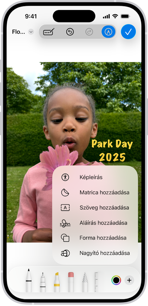 A Mailben egy PDF-melléklet egy emojimatricával. A weboldal alatt a korrektúraeszközök jelennek meg.