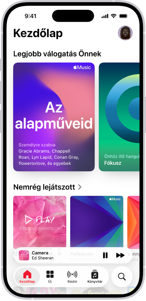 A Kezdőlap a Zene appban, amelynek tetején a Legjobb válogatások szakasz látható. Ha balra vagy jobbra legyint, olyan további zeneszámokat tekinthet meg, amelyek kifejezetten Önnek lettek kiválasztva. Ezek alatt a Nemrég játszott szakasz látható.