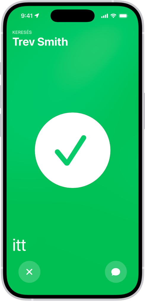 Az iPhone képernyője zöld színű, és a közepén egy pipajel látható. A megtalált személy neve a bal felső sarokban látható, a bal alsó sarokban pedig az „itt” szó jelenik meg, amely jelzi, hogy a találkozás sikeres volt.