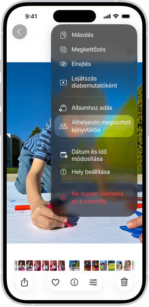 Egy fotó van megnyitva a Fotók appban. A képernyő jobb felső részén egy opció látható, amellyel a fotó áthelyezhető a megosztott könyvtárba.