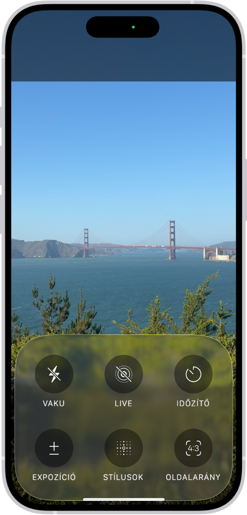 A Kamera app Fotó módban. A képernyő alján gombok láthatók a következő kameravezérlőkhöz: Vaku, Live, Időzítő, Expozíció, Stílusok és Oldalarány.