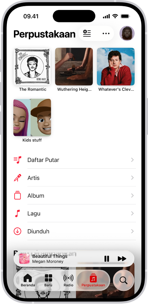 Tab Perpustakaan menampilkan daftar kategori, termasuk Daftar Putar, Artis, Album, Lagu, Video Musik, dan Diunduh. Judul Baru Ditambahkan muncul di bawah daftar. MiniPlayer menampilkan judul lagu saat ini serta tombol Jeda dan Berikutnya muncul di dekat bagian bawah.