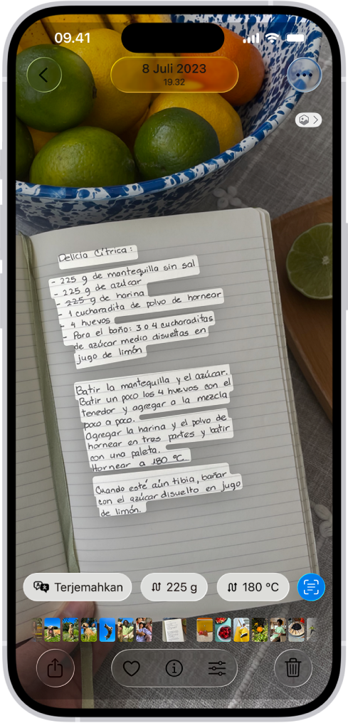 Foto resep dalam bahasa Spanyol ditampilkan. Di dalam foto, teks disorot. Di dekat bagian bawah, dari kiri ke kanan, terdapat tombol untuk Terjemahkan, mengonversi gram, mengonversi Celsius, dan tombol Deteksi Teks.