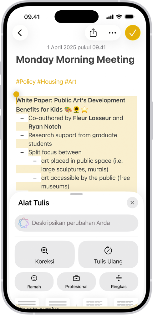 iPhone menampilkan teks yang disorot di bagian atas layar dan panel Alat Tulis di bagian bawah. Panel Alat Tulis menampilkan bidang di bagian atas tempat Anda menjelaskan perubahan yang Anda inginkan. Pilihan Alat Tulis muncul di bawah.