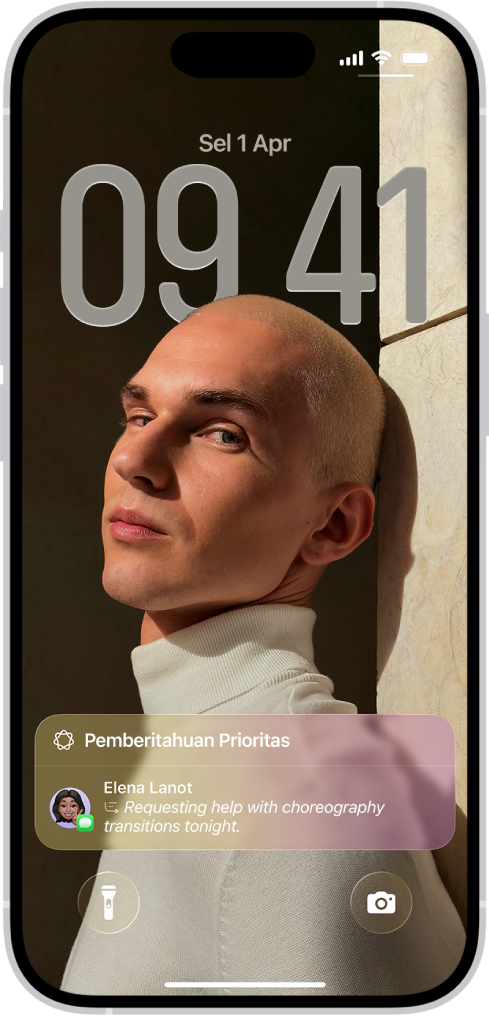 iPhone menampilkan Layar Terkunci. Pemberitahuan sensitif waktu yang dirangkum muncul di bagian bawah layar.