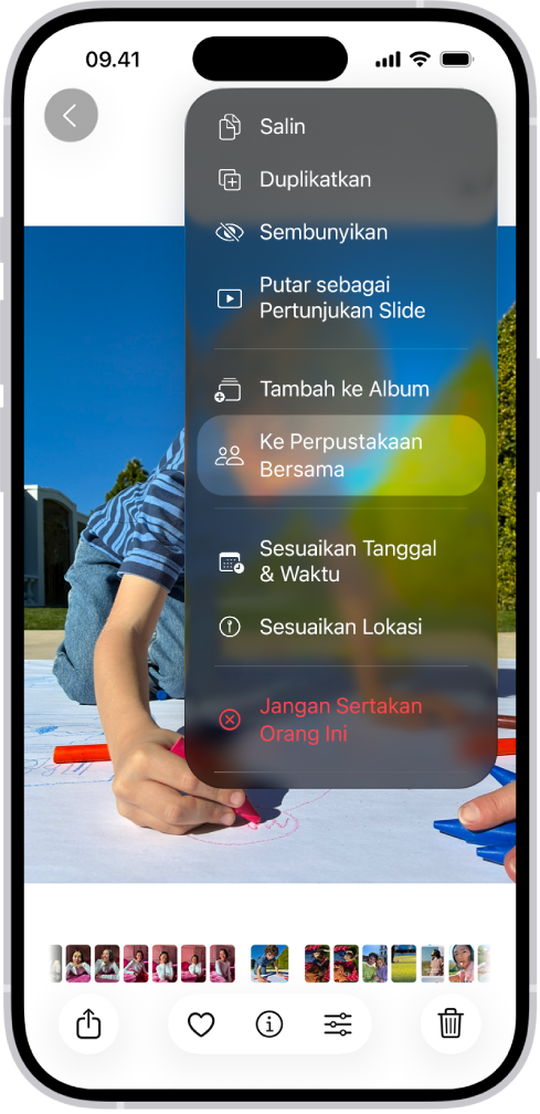 Foto dibuka di app Foto. Di bagian atas layar terdapat pilihan Pindahkan ke Perpustakaan Bersama.