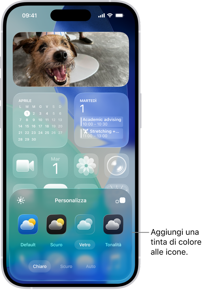 Una schermata Home personalizzata con le icone in blu disposte intorno alla foto e i controlli per personalizzare le icone in basso. Le opzioni includono i pulsanti Automatico, Scuro, Chiaro e “Con tinta”, le opzioni per scegliere il colore e la saturazione e i pulsanti Piccole o Grandi per impostare le dimensioni delle icone.