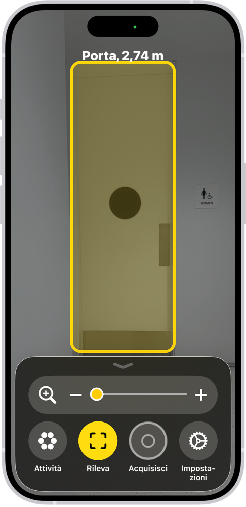 L’app Lente è aperta ed è stata rilevata una porta. Una descrizione che mostra quanto è lontana la porta.