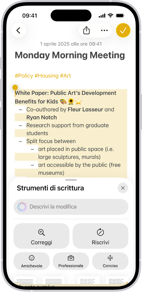 Su iPhone, nell’app Note è in corso la scrittura di una storia. Nella parte inferiore dello schermo è presente la finestra di dialogo per la scrittura con l’aiuto degli strumenti di scrittura che include opzioni per perfezionare il testo con ChatGPT, riscrivere, scegliere i suggerimenti di ChatGPT e altro ancora.