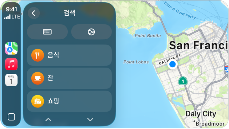 샌프란시스코의 지도를 표시한 CarPlay. 오른쪽에는 위치, 3D, 위험 지역 리포트 및 확대/축소 버튼이 있음. 하단에는 검색 및 목적지 버튼이 있음.