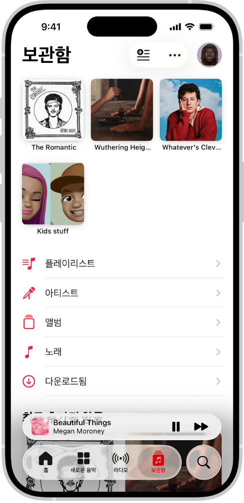 플레이리스트, 아티스트, 앨범, 노래, 뮤직비디오 및 다운로드됨 등의 카테고리 목록이 표시된 보관함 탭. 목록 아래에 최근 추가된 항목 머리말이 표시됨. 현재 노래 제목과 하단 근처에 일시 정지 및 다음 버튼이 표시된 미니 플레이어.