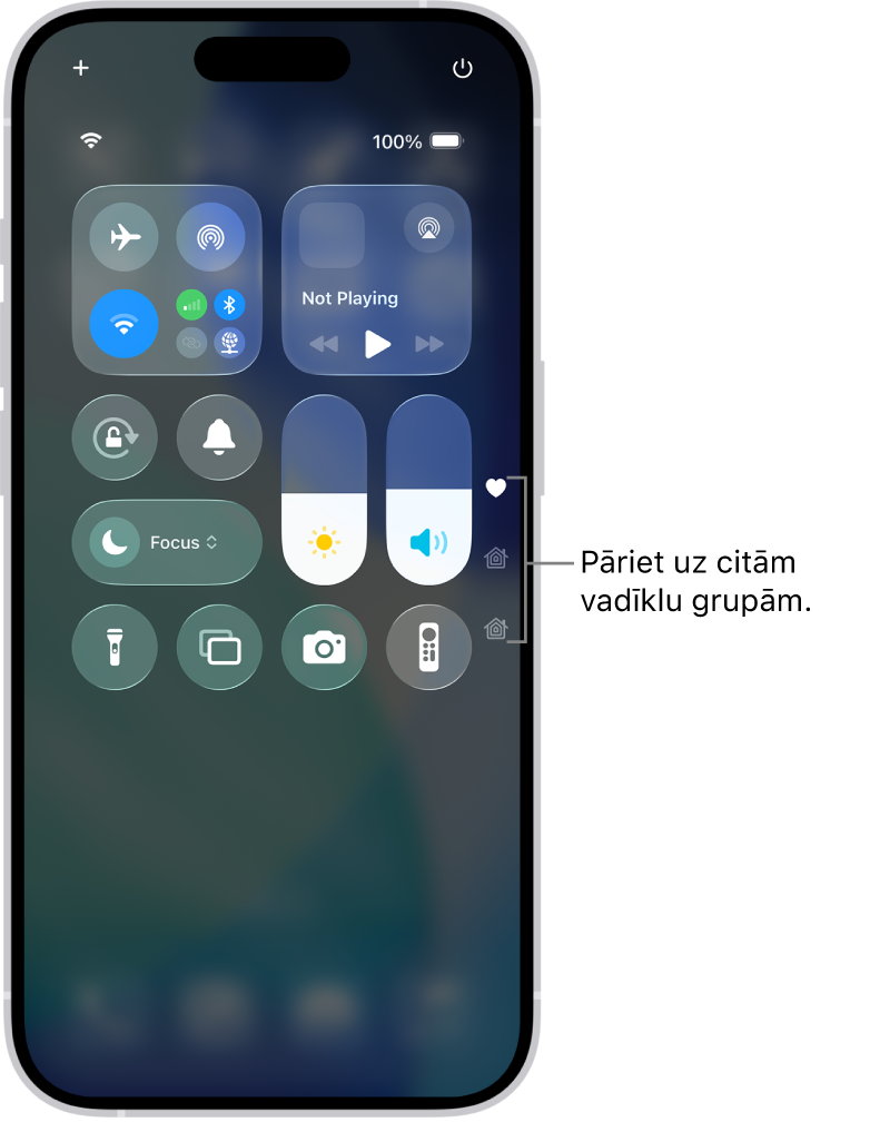 Control Center ir atvērts iPhone ekrānā ar ikonām labajā pusē, lai skatītu citas vadīklu grupas.