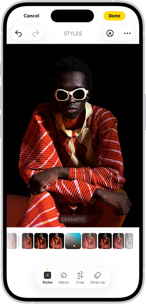 Skrin Edit dengan foto di bahagian tengah. Di bahagian bawah skrin, dari kiri ke kanan ialah butang Gaya, Laras, Pangkas dan Bersihkan. Butang Gaya dipilih. Di bawah foto ialah pilihan gaya berbeza; Dramatik dipilih. Butang Batal di penjuru kiri atas skrin dan butang Selesai berada di penjuru kanan atas.