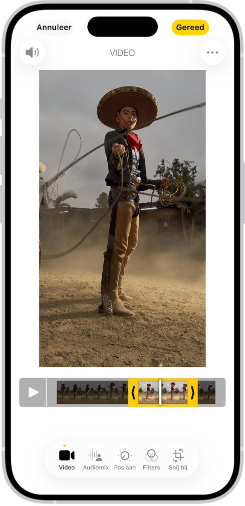 Het bewerkingsscherm in de Foto's-app, met in het midden een video die wordt afgespeeld. In de frameviewer onder de video staat een geel kader rond de frames die voor de ingekorte video zijn geselecteerd. Onder in het scherm staan de knoppen 'Video', 'Audiomix', 'Pas aan', 'Filters' en 'Snij bij'. De knop 'Video' is geselecteerd.
