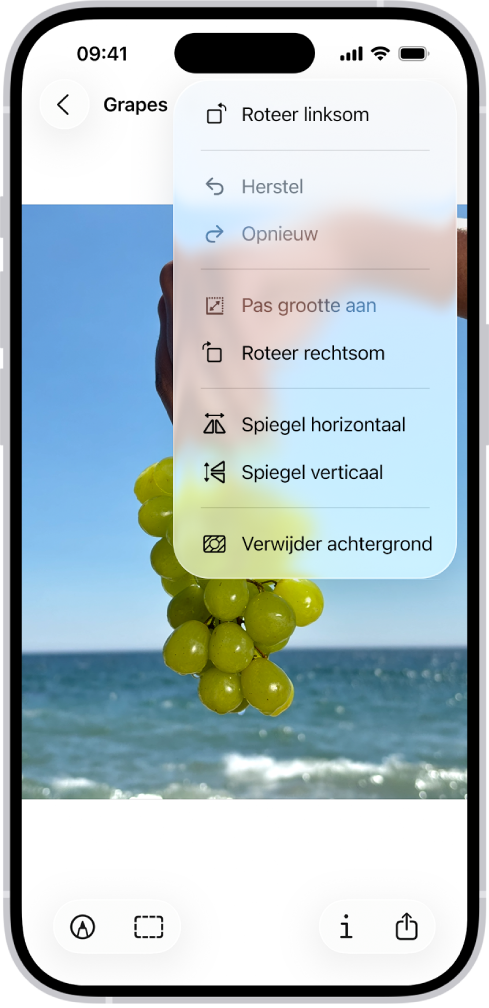 Een scherm met een afbeelding met druiven op de voorgrond. In een menu staat de optie 'Verwijder achtergrond'. Onder in het scherm staan de knoppen voor markeren, bijsnijden, info en delen.
