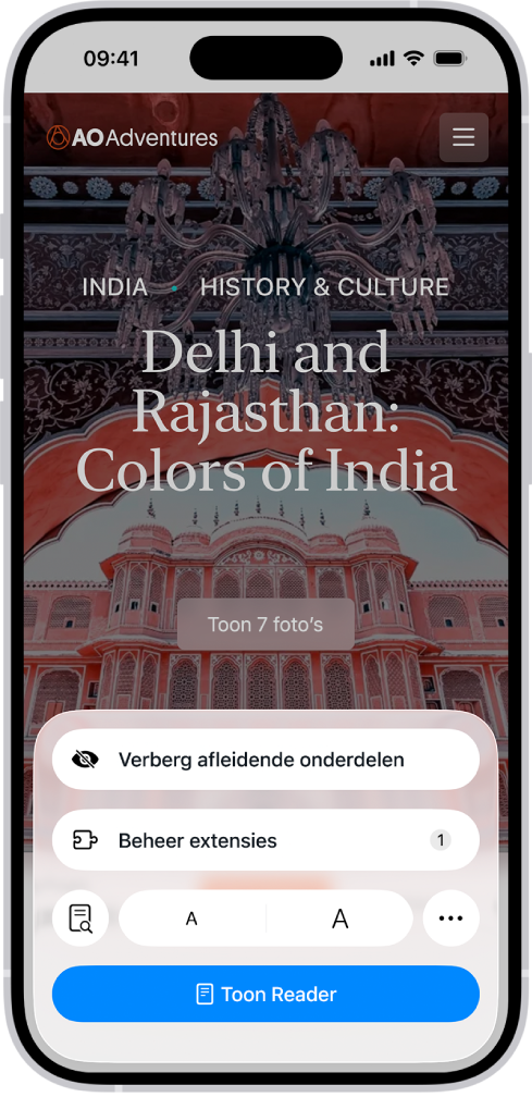 In Safari is op de paginamenuknop op een website getikt, waarna onder in het scherm opties zijn verschenen, zoals 'Beheer extensies'.