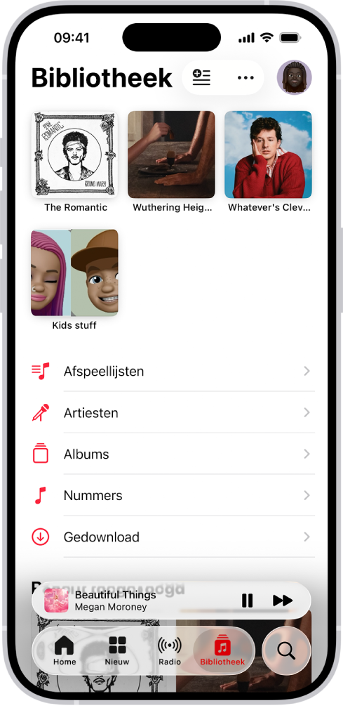 Het tabblad 'Bibliotheek' met een lijst categorieën, waaronder 'Afspeellijsten', 'Artiesten', 'Albums', 'Nummers', 'Muziekvideo's' en 'Gedownload'. De kop 'Pas toegevoegd' wordt onder de lijst weergegeven. In de minispeler zie je de titel van het huidige nummer, met de knoppen 'Pauze' en 'Volgende' onderin.