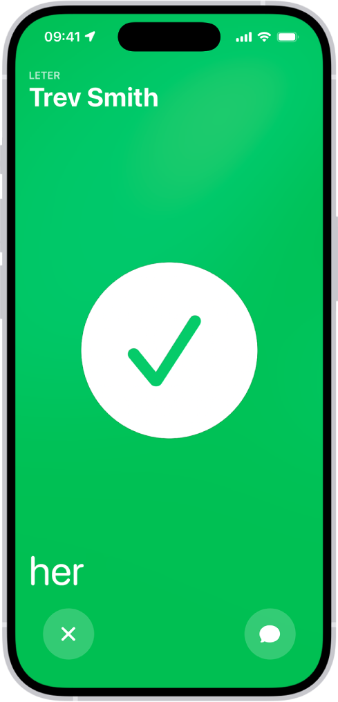 iPhone-skjermen er grønn, med et stort hakemerke i midten. Navnet på personen det søkes etter, vises øverst til venstre, og ordet «her» vises nederst til venstre, som indikerer at man har møtt hverandre.