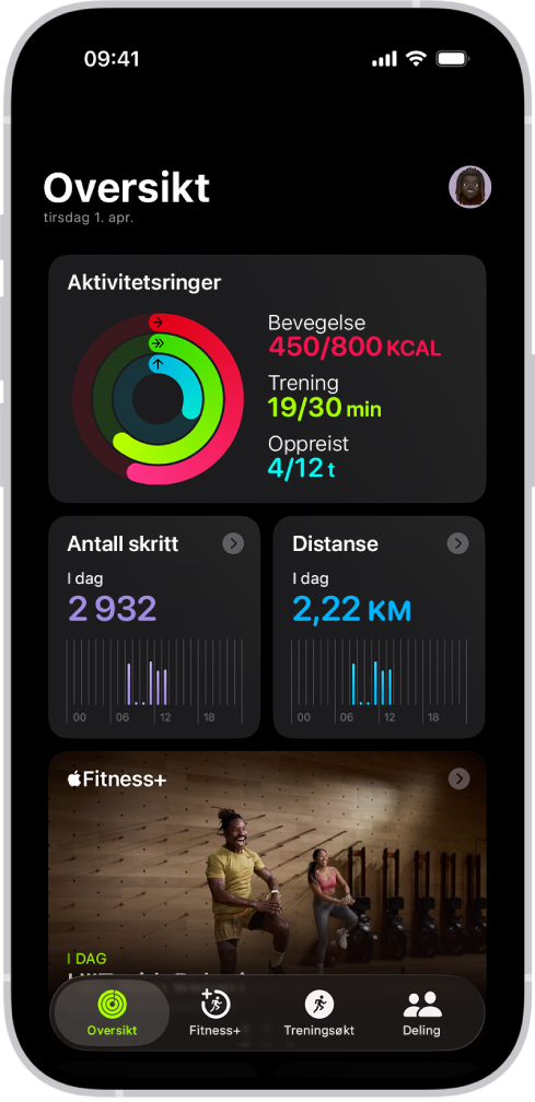 Oversikt-skjermen i Mosjon, som viser områdene Aktivitetsringer, Antall skritt, Distanse og Apple Fitness+.
