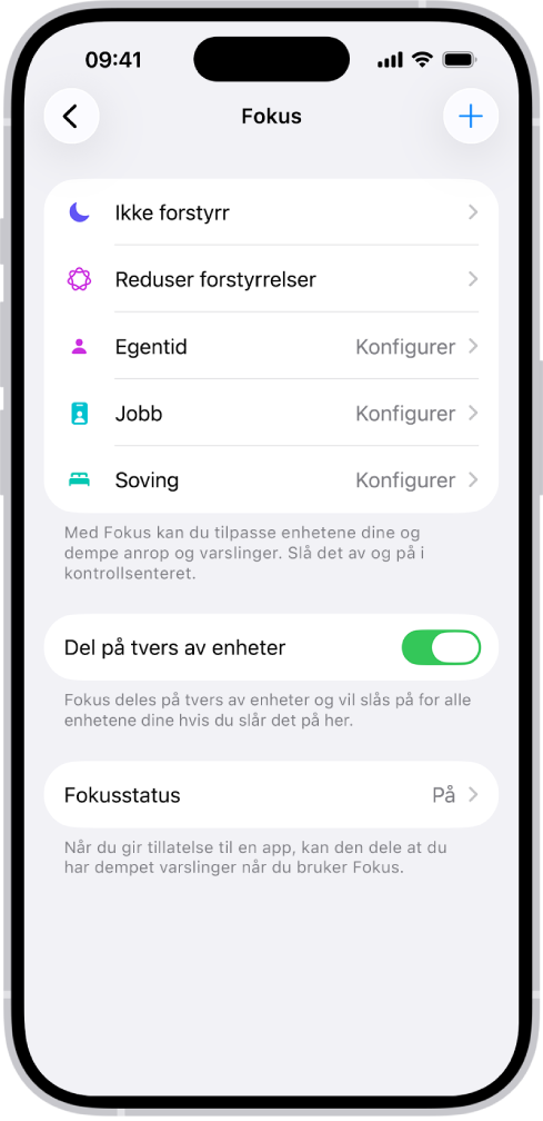 En skjerm som viser fem Fokus-valg – Ikke forstyrr, Ingen meldinger under samtaler, Soving, Egentid og Jobb. Del på tvers av enheter-valget er på, så samme fokusinnstillinger kan brukes på flere Apple-enheter.