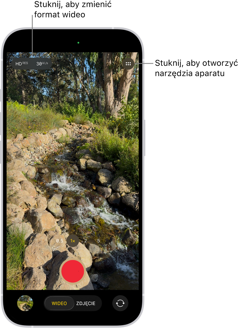 Kamera w trybie Wideo. W prawym górnym rogu widoczny jest przycisk Sterowanie aparatem, a w lewym górnym rogu — przyciski do wyboru formatu wideo. W lewym dolnym rogu znajduje się przycisk przeglądarki zdjęć i wideo. Na dole, na środku ekranu znajduje się przycisk Nagraj, a w prawym dolnym rogu widoczny jest przycisk Wybór aparatu, tylny.