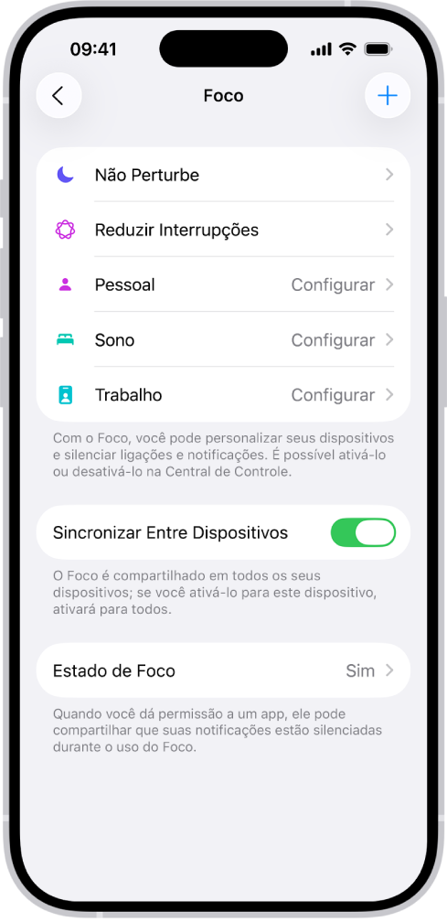Uma tela mostrando quatro opções de Foco fornecidas: Não Perturbe, Pessoal, Sono e Trabalho. O botão “Sincronizar Entre Dispositivos” permite usar os mesmos ajustes de Foco em todos os seus dispositivos Apple onde tiver uma sessão iniciada com a mesma Conta Apple.