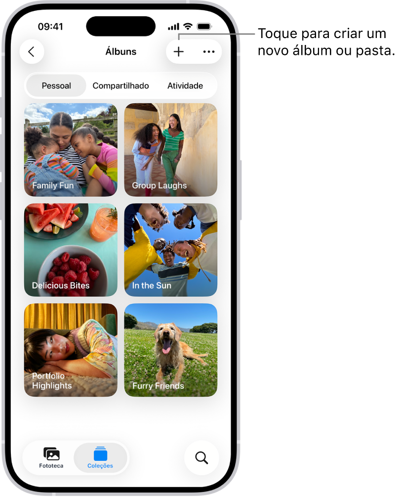 A coleção Álbuns no app Fotos. Uma grade de álbuns está na tela. Na parte superior da tela, da esquerda para a direita, estão os botões Voltar, Novo Álbum e Mais. Abaixo disso, os botões para visualizar álbuns por Pessoal, Compartilhado ou Atividade. Na parte inferior da tela, da esquerda para a direita, estão os botões Fototeca, Coleções e Buscar.