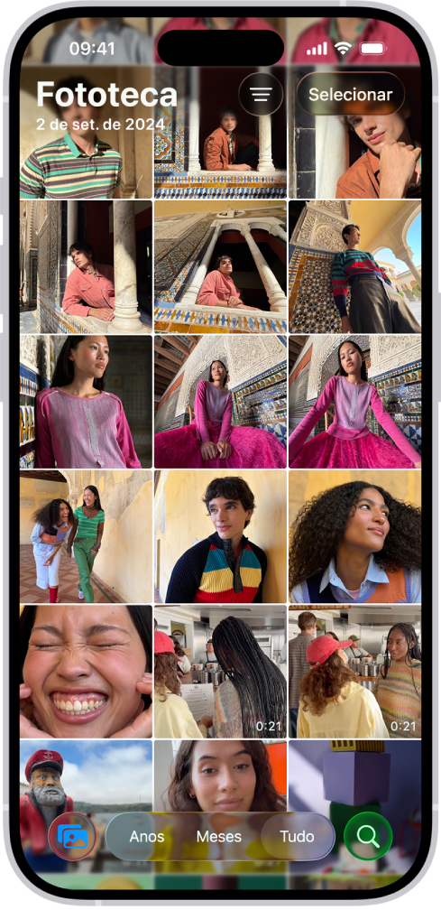 O app Fotos está aberto na grade com fotos da fototeca. Na parte inferior da tela, da esquerda para a direita, estão os botões para visualizar a fototeca por Anos, Meses e Tudo. No canto inferior direito está o botão Buscar.