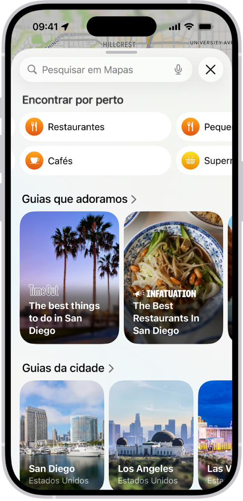 A aplicação Mapas a mostrar o campo de pesquisa, as categorias para serviços nas proximidades e guias de cidades. Na parte inferior do ecrã está o teclado no ecrã do iPhone.