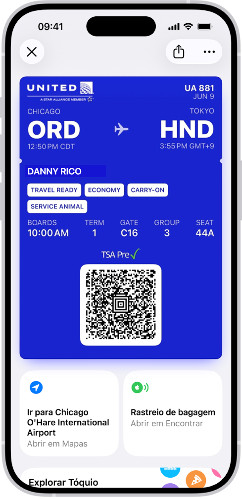 Um cartão de embarque na aplicação Carteira a mostrar a informação do voo e o código QR na parte inferior.