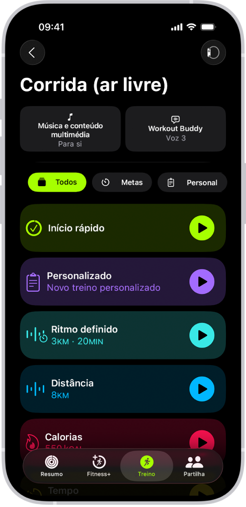 O ecrã “Treino personalizado” da aplicação Fitness a mostrar informações de um treino Corrida (ar livre). Sob “Corrida (ar livre)” estão opções para escolher conteúdo multimédia e configurar a funcionalidade Workout Buddy. Ao centro, desde a parte superior até à inferior, estão opções para iniciar um treino, um treino personalizado, um treino de ritmo definido e treinos com metas de distância e de calorias.
