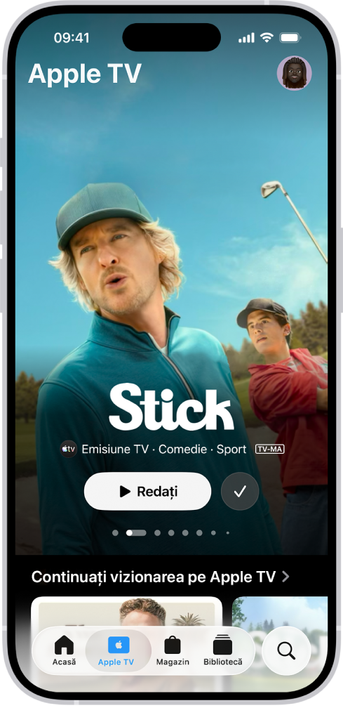 Fila Apple TV afișând un Apple Original recomandat, cu titlul, butonul Redați și o descriere a episodului. În partea de jos, de la stânga la dreapta, se află filele Acasă, Apple TV, Store, Bibliotecă și Căutare.