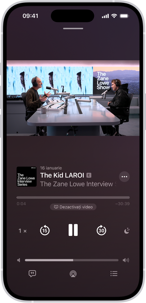 Ecranul „În redare” din aplicația Podcasturi, afișând conținut video. Sub clipul video se află ilustrația podcastului, titlul episodului, comenzile de redare și glisorul de volum. În partea de jos a filei se află butonul Afișați transcrierea, pictograma AirPlay și butonul În continuare.