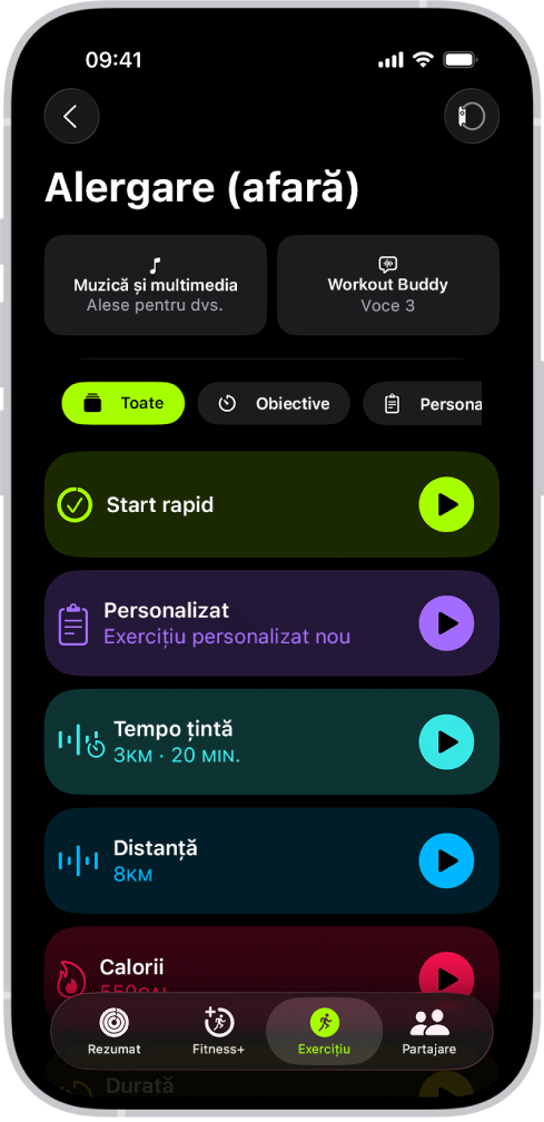Ecranul Exerciții din Fitness afișând detalii pentru un exercițiu de alergare afară. Dedesubt se află opțiuni pentru alegerea conținutului multimedia și configurarea Workout Buddy. În centru, de sus în jos, se află opțiuni pentru începerea unui exercițiu, un exercițiu personalizat, un exercițiu cu tempo țintă și exerciții cu obiective de distanță și calorii.