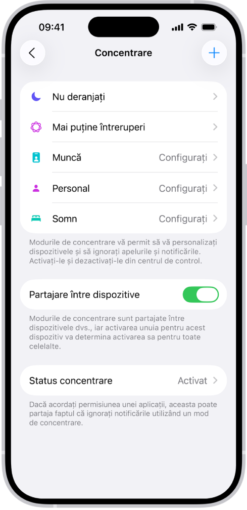 Un ecran afișând cinci opțiuni furnizate pentru modul de concentrare: Nu deranjați, Fără mesaje în timpul apelurilor, Personal și Muncă. Opțiunea Partajare între dispozitive este activată și permite ca aceleași configurări de concentrare să fie utilizate între dispozitivele dvs. Apple.
