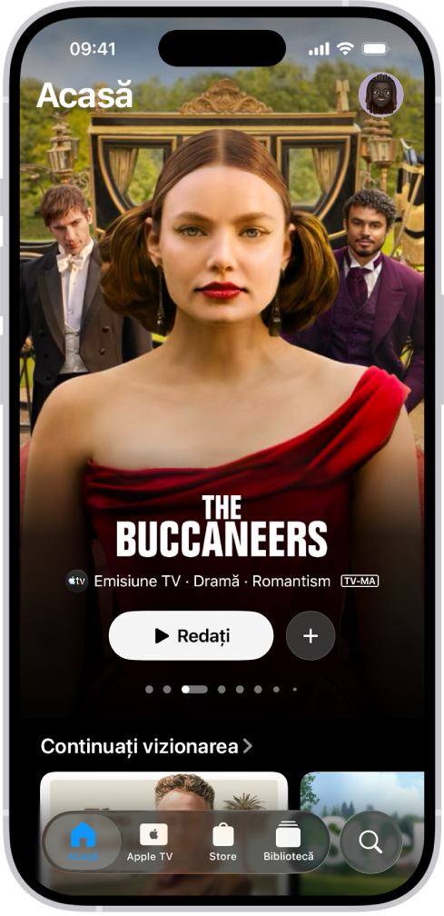 Fila Acasă afișând în centru un Apple Original recomandat, deasupra rândului Continuați vizionarea. În partea de jos, de la stânga la dreapta, se află filele Acasă, Apple TV, Store, Bibliotecă și Căutare.