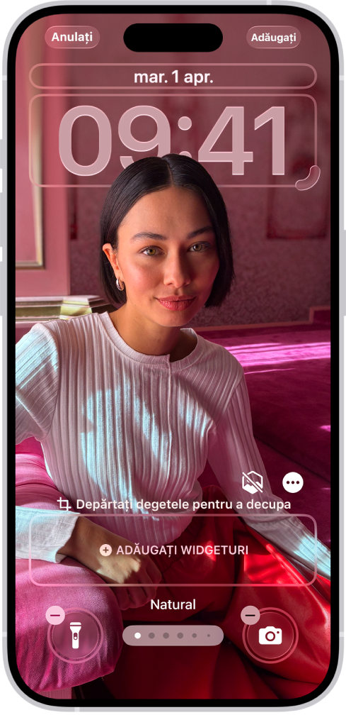 Ecranul de blocare al iPhone-ului afișând opțiuni penntru adăugarea widgeturilor, ajustarea fundalului și a dimensiunii ceasului și înlocuirea comenzilor din partea de jos a ecranului.