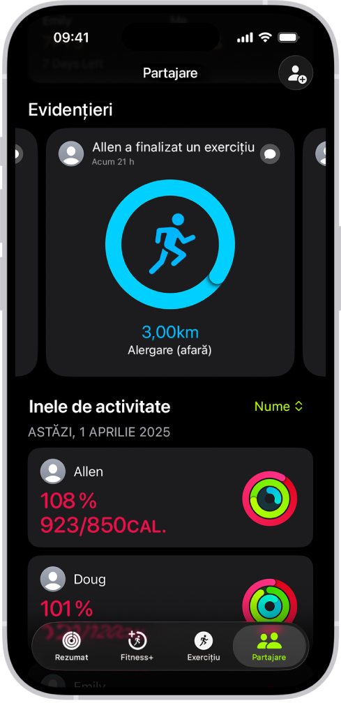 Ecranul Partajare din Fitness, cu inelele de activitate și rezumatele activității partajate între o persoană și prietenii săi.