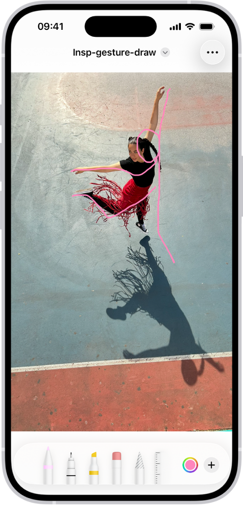 O notiță este deschisă în aplicația Notițe, iar bara de instrumente Marcaj este deschisă în jumătatea de jos a ecranului. Instrumentele Marcaj afișate de la stânga la dreapta sunt: Stilou, Monolinie, Marker, Radieră, Lasou, Riglă și Creion, urmate de butonul Selector culoare și butonul Adăugați.