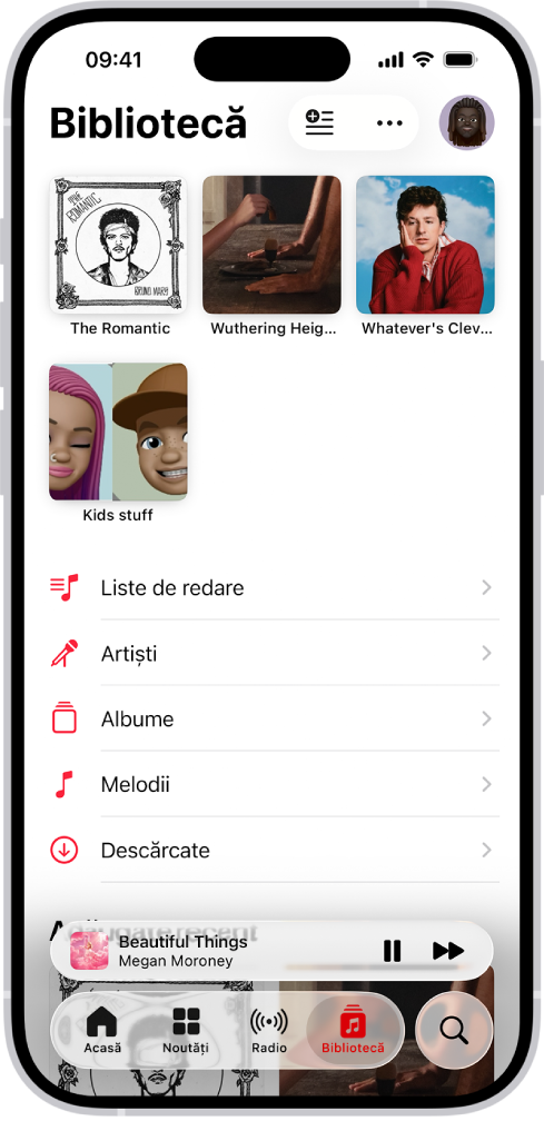 Fila Bibliotecă afișând o listă de categorii, inclusiv Liste de redare, Artiști, Albume, Melodii, Clipuri muzicale și Descărcate. Antetul Adăugate recent apare sub listă. Mini‑playerul afișând titlul melodiei curente, cu butoanele Suspendați și Următor în apropierea părții de jos.