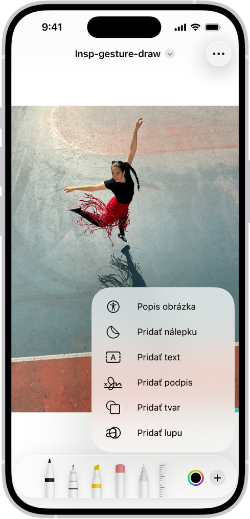 V apke Poznámky je dole v poznámke otvorený panel s nástrojmi Značky a v pravom dolnom rohu obrazovky je vybrané tlačidlo Pridať. V menu Pridať sú dostupné nasledujúce možnosti: Pridať nálepku, Pridať text, Pridať podpis a Pridať tvar.
