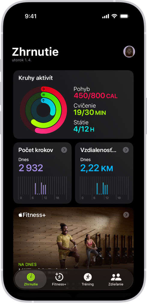 Obrazovka Zhrnutie v apke Kondícia zobrazujúca oblasti Kruhy aktivít, Počet krokov, Vzdialenosť v krokoch a Apple Fitness+.