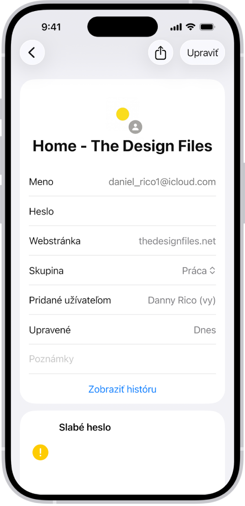 Apka Heslá zobrazuje detaily účtu, ako sú užívateľské meno, heslo a webová stránka.