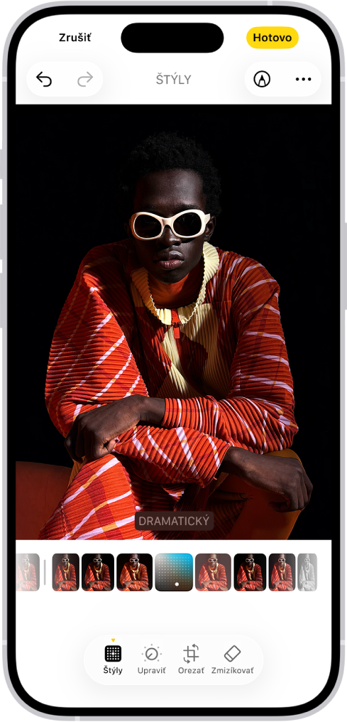 Obrazovka úprav s fotkou v stredu. V dolnej časti obrazovky sú zľava doprava umiestnené tlačidlá Štýly, Upraviť, Orezať a Zmizíkovať. Je vybrané tlačidlo Štýly. Pod fotkou sú rôzne možnosti štýlu a je vybraná možnosť Dramatický. V ľavom hornom rohu obrazovky je tlačidlo Zrušiť a v pravom hornom rohu tlačidlo Hotovo.