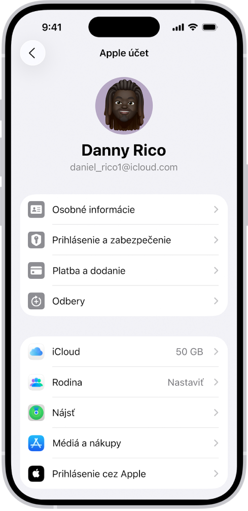 Zobrazujú sa nastavenia Apple účtu so zoznamom možností, ako sú osobné informácie, odbery, služba Nájsť a ďalšie.