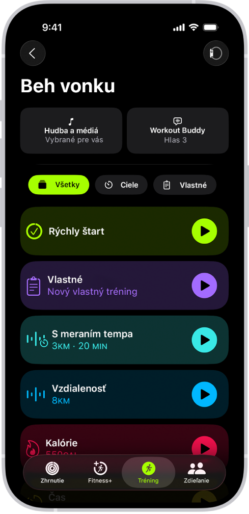 Obrazovka tréningu v apke Kondícia zobrazujúca podrobnosti vonkajšieho bežeckého tréningu. V časti Beh vonku sú možnosti na výber média a nastavenie funkcie Workout Buddy. V strede zhora nadol sú možnosti na spustenie tréningu, vlastného tréningu, tréningu so sledovaním tempa a tréningov s cieľmi vzdialenosti a kalórií.