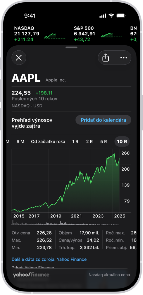 Graf v strede obrazovky zobrazuje výkonnosť akcie v priebehu 10 rokov. Nad grafom je správa o tom, že spoločnosť sa chystá zverejniť svoj prehľad výnosov nasledujúci deň, a zobrazuje sa aj tlačidlo na pridanie tejto udalosti do Kalendára.